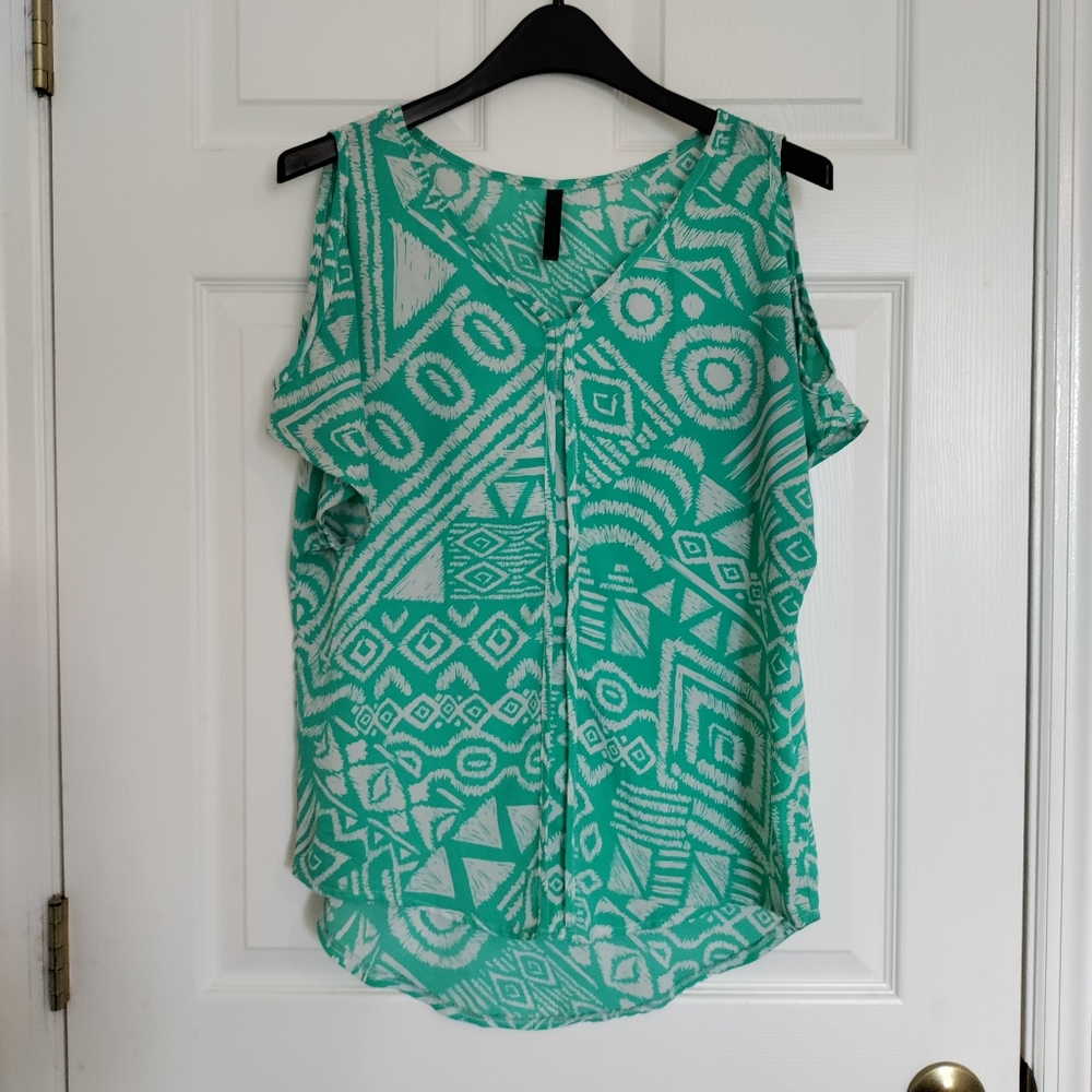 RENDEZVOUS Misses short sleeve cold shoulder top